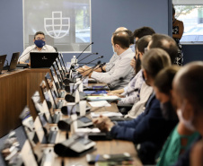 O Grupo de Trabalho do Plano Estadual Ferroviário (GT Ferrovias) realizou, nesta terça-feira (9), a primeira visita técnica ao Porto de Paranaguá. In loco, a comitiva conheceu os projetos que a Portos do Paraná desenvolve para aumentar a participação dessa matriz modal no transporte de carga. A pauta do encontro foi a importância da integração. Imagens: Claudio Neves/Portos do Paraná