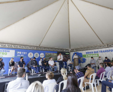 O governador Carlos Massa Ratinho Junior assinou nesta quinta-feira (11) a ordem de serviço para a execução do Contorno Norte de Castro, nos Campos Gerais. O investimento de R$ 78.978.622,85 é parte do convênio do Governo do Estado com o Banco Interamericano de Desenvolvimento (BID) e ajudará a dar impulso a uma das principais bacias leiteiras do Paraná, tirando o fluxo pesado de caminhões do Centro da cidade.