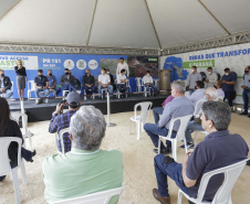 O governador Carlos Massa Ratinho Junior assinou nesta quinta-feira (11) a ordem de serviço para a execução do Contorno Norte de Castro, nos Campos Gerais. O investimento de R$ 78.978.622,85 é parte do convênio do Governo do Estado com o Banco Interamericano de Desenvolvimento (BID) e ajudará a dar impulso a uma das principais bacias leiteiras do Paraná, tirando o fluxo pesado de caminhões do Centro da cidade.