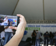 O governador Carlos Massa Ratinho Junior assinou nesta quinta-feira (11) a ordem de serviço para a execução do Contorno Norte de Castro, nos Campos Gerais. O investimento de R$ 78.978.622,85 é parte do convênio do Governo do Estado com o Banco Interamericano de Desenvolvimento (BID) e ajudará a dar impulso a uma das principais bacias leiteiras do Paraná, tirando o fluxo pesado de caminhões do Centro da cidade.