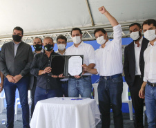 O governador Carlos Massa Ratinho Junior assinou nesta quinta-feira (11) a ordem de serviço para a execução do Contorno Norte de Castro, nos Campos Gerais. O investimento de R$ 78.978.622,85 é parte do convênio do Governo do Estado com o Banco Interamericano de Desenvolvimento (BID) e ajudará a dar impulso a uma das principais bacias leiteiras do Paraná, tirando o fluxo pesado de caminhões do Centro da cidade.