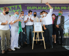 O governador Carlos Massa Ratinho Junior participa nesta quinta-feira (11) da entrega da primeira parte da duplicação da PR-323 entre Doutor Camargo e Paiçandu, na região Noroeste. O investimento por parte do Governo do Estado em toda a obra é de R$ 78,7 milhões. 11/02/2021 - Foto: Geraldo Bubniak/AEN