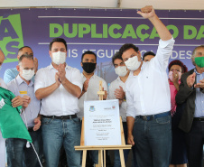 O governador Carlos Massa Ratinho Junior participa nesta quinta-feira (11) da entrega da primeira parte da duplicação da PR-323 entre Doutor Camargo e Paiçandu, na região Noroeste. O investimento por parte do Governo do Estado em toda a obra é de R$ 78,7 milhões. 11/02/2021 - Foto: Geraldo Bubniak/AEN