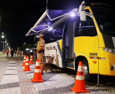 O balanço da Polícia Militar do Paraná sobre os cinco dias de Carnaval no Litoral aponta a redução dos principais crimes. O comparativo com o mesmo período do ano anterior indica que os roubos caíram 48,2% (de 29 foi para 15), os furtos reduziram 64,7% (de 153 casos para 54) e as ocorrências de perturbação do sossego diminuíram 18,7% (de 64 para 52). Foto:PMPR