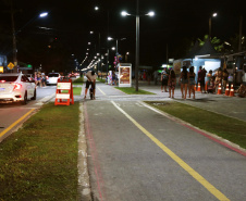 O balanço da Polícia Militar do Paraná sobre os cinco dias de Carnaval no Litoral aponta a redução dos principais crimes. O comparativo com o mesmo período do ano anterior indica que os roubos caíram 48,2% (de 29 foi para 15), os furtos reduziram 64,7% (de 153 casos para 54) e as ocorrências de perturbação do sossego diminuíram 18,7% (de 64 para 52). Foto:PMPR