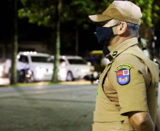 O balanço da Polícia Militar do Paraná sobre os cinco dias de Carnaval no Litoral aponta a redução dos principais crimes. O comparativo com o mesmo período do ano anterior indica que os roubos caíram 48,2% (de 29 foi para 15), os furtos reduziram 64,7% (de 153 casos para 54) e as ocorrências de perturbação do sossego diminuíram 18,7% (de 64 para 52). Foto:PMPR