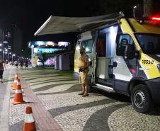 O balanço da Polícia Militar do Paraná sobre os cinco dias de Carnaval no Litoral aponta a redução dos principais crimes. O comparativo com o mesmo período do ano anterior indica que os roubos caíram 48,2% (de 29 foi para 15), os furtos reduziram 64,7% (de 153 casos para 54) e as ocorrências de perturbação do sossego diminuíram 18,7% (de 64 para 52). Foto:PMPR