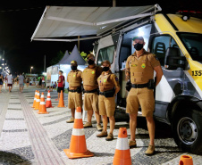 O balanço da Polícia Militar do Paraná sobre os cinco dias de Carnaval no Litoral aponta a redução dos principais crimes. O comparativo com o mesmo período do ano anterior indica que os roubos caíram 48,2% (de 29 foi para 15), os furtos reduziram 64,7% (de 153 casos para 54) e as ocorrências de perturbação do sossego diminuíram 18,7% (de 64 para 52). Foto:PMPR