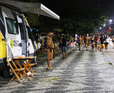 O balanço da Polícia Militar do Paraná sobre os cinco dias de Carnaval no Litoral aponta a redução dos principais crimes. O comparativo com o mesmo período do ano anterior indica que os roubos caíram 48,2% (de 29 foi para 15), os furtos reduziram 64,7% (de 153 casos para 54) e as ocorrências de perturbação do sossego diminuíram 18,7% (de 64 para 52). Foto:PMPR