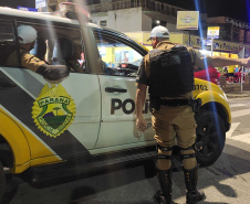 O balanço da Polícia Militar do Paraná sobre os cinco dias de Carnaval no Litoral aponta a redução dos principais crimes. O comparativo com o mesmo período do ano anterior indica que os roubos caíram 48,2% (de 29 foi para 15), os furtos reduziram 64,7% (de 153 casos para 54) e as ocorrências de perturbação do sossego diminuíram 18,7% (de 64 para 52). Foto:PMPR