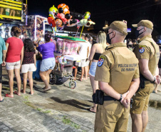 O balanço da Polícia Militar do Paraná sobre os cinco dias de Carnaval no Litoral aponta a redução dos principais crimes. O comparativo com o mesmo período do ano anterior indica que os roubos caíram 48,2% (de 29 foi para 15), os furtos reduziram 64,7% (de 153 casos para 54) e as ocorrências de perturbação do sossego diminuíram 18,7% (de 64 para 52). Foto:PMPR