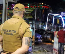 O balanço da Polícia Militar do Paraná sobre os cinco dias de Carnaval no Litoral aponta a redução dos principais crimes. O comparativo com o mesmo período do ano anterior indica que os roubos caíram 48,2% (de 29 foi para 15), os furtos reduziram 64,7% (de 153 casos para 54) e as ocorrências de perturbação do sossego diminuíram 18,7% (de 64 para 52). Foto:PMPR