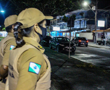 O balanço da Polícia Militar do Paraná sobre os cinco dias de Carnaval no Litoral aponta a redução dos principais crimes. O comparativo com o mesmo período do ano anterior indica que os roubos caíram 48,2% (de 29 foi para 15), os furtos reduziram 64,7% (de 153 casos para 54) e as ocorrências de perturbação do sossego diminuíram 18,7% (de 64 para 52). Foto:PMPR