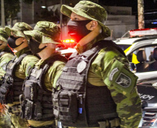 O balanço da Polícia Militar do Paraná sobre os cinco dias de Carnaval no Litoral aponta a redução dos principais crimes. O comparativo com o mesmo período do ano anterior indica que os roubos caíram 48,2% (de 29 foi para 15), os furtos reduziram 64,7% (de 153 casos para 54) e as ocorrências de perturbação do sossego diminuíram 18,7% (de 64 para 52). Foto:PMPR