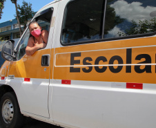 Governo do Paraná Através da Fomento Paraná Libera Recursos para Transportes Escolares. Greicy Kelly Ferreira tem uma van escolar e presta serviço para pais e alunos da rede estadual e municipal em Curitiba. - Curitiba, 17/02/2021  -   Foto: Ari Dias/AEN