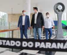 O governador Carlos Massa Ratinho Junior entrega   nesta quarta-feira (24),  29 Caminhões Pipa, Compactadores de Lixo e ColetaSeletiva,  acompanhado  do Secretário do Desenvolvimento Sustentável e do Turismo,  Marcio Nunes do Secretaria de Estado da Administração e Previdência, Marcel Micheletto   e do chefe da Casa Civil, Guto Silva.  Curitiba, 24/02/2021. Foto: Geraldo Bubniak/AEN
