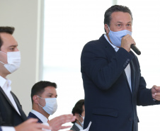 O governador Carlos Massa Ratinho Junior entrega   nesta quarta-feira (24),  29 Caminhões Pipa, Compactadores de Lixo e ColetaSeletiva,  acompanhado  do Secretário do Desenvolvimento Sustentável e do Turismo,  Marcio Nunes do Secretaria de Estado da Administração e Previdência, Marcel Micheletto   e do chefe da Casa Civil, Guto Silva.  Curitiba, 24/02/2021. Foto: Geraldo Bubniak/AEN