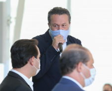O governador Carlos Massa Ratinho Junior entrega   nesta quarta-feira (24),  29 Caminhões Pipa, Compactadores de Lixo e ColetaSeletiva,  acompanhado  do Secretário do Desenvolvimento Sustentável e do Turismo,  Marcio Nunes do Secretaria de Estado da Administração e Previdência, Marcel Micheletto   e do chefe da Casa Civil, Guto Silva.  Curitiba, 24/02/2021. Foto: Geraldo Bubniak/AEN