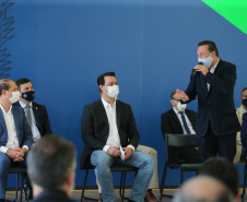 O governador Carlos Massa Ratinho Junior entrega   nesta quarta-feira (24),  29 Caminhões Pipa, Compactadores de Lixo e ColetaSeletiva,  acompanhado  do Secretário do Desenvolvimento Sustentável e do Turismo,  Marcio Nunes do Secretaria de Estado da Administração e Previdência, Marcel Micheletto   e do chefe da Casa Civil, Guto Silva.  Curitiba, 24/02/2021. Foto: Geraldo Bubniak/AEN