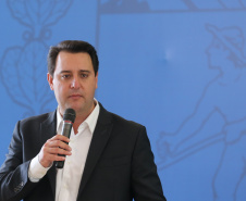 O governador Carlos Massa Ratinho Junior entrega   nesta quarta-feira (24),  29 Caminhões Pipa, Compactadores de Lixo e ColetaSeletiva,  acompanhado  do Secretário do Desenvolvimento Sustentável e do Turismo,  Marcio Nunes do Secretaria de Estado da Administração e Previdência, Marcel Micheletto   e do chefe da Casa Civil, Guto Silva.  Curitiba, 24/02/2021. Foto: Geraldo Bubniak/AEN