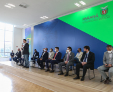 O governador Carlos Massa Ratinho Junior entrega   nesta quarta-feira (24),  29 Caminhões Pipa, Compactadores de Lixo e ColetaSeletiva,  acompanhado  do Secretário do Desenvolvimento Sustentável e do Turismo,  Marcio Nunes do Secretaria de Estado da Administração e Previdência, Marcel Micheletto   e do chefe da Casa Civil, Guto Silva.  Curitiba, 24/02/2021. Foto: Geraldo Bubniak/AEN