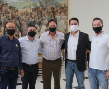 O governador Carlos Massa Ratinho Junior entrega   nesta quarta-feira (24),  29 Caminhões Pipa, Compactadores de Lixo e ColetaSeletiva,  acompanhado  do Secretário do Desenvolvimento Sustentável e do Turismo,  Marcio Nunes do Secretaria de Estado da Administração e Previdência, Marcel Micheletto   e do chefe da Casa Civil, Guto Silva.  Curitiba, 24/02/2021. Foto: Geraldo Bubniak/AEN
