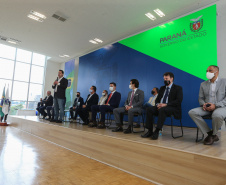O governador Carlos Massa Ratinho Junior entrega   nesta quarta-feira (24),  29 Caminhões Pipa, Compactadores de Lixo e ColetaSeletiva,  acompanhado  do Secretário do Desenvolvimento Sustentável e do Turismo,  Marcio Nunes do Secretaria de Estado da Administração e Previdência, Marcel Micheletto   e do chefe da Casa Civil, Guto Silva.  Curitiba, 24/02/2021. Foto: Geraldo Bubniak/AEN
