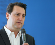 O governador Carlos Massa Ratinho Junior entrega   nesta quarta-feira (24),  29 Caminhões Pipa, Compactadores de Lixo e ColetaSeletiva,  acompanhado  do Secretário do Desenvolvimento Sustentável e do Turismo,  Marcio Nunes do Secretaria de Estado da Administração e Previdência, Marcel Micheletto   e do chefe da Casa Civil, Guto Silva.  Curitiba, 24/02/2021. Foto: Geraldo Bubniak/AEN