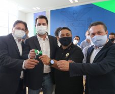 O governador Carlos Massa Ratinho Junior entrega   nesta quarta-feira (24),  29 Caminhões Pipa, Compactadores de Lixo e ColetaSeletiva,  acompanhado  do Secretário do Desenvolvimento Sustentável e do Turismo,  Marcio Nunes do Secretaria de Estado da Administração e Previdência, Marcel Micheletto   e do chefe da Casa Civil, Guto Silva.  Curitiba, 24/02/2021. Foto: Geraldo Bubniak/AEN