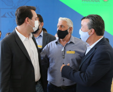 O governador Carlos Massa Ratinho Junior entrega   nesta quarta-feira (24),  29 Caminhões Pipa, Compactadores de Lixo e ColetaSeletiva,  acompanhado  do Secretário do Desenvolvimento Sustentável e do Turismo,  Marcio Nunes do Secretaria de Estado da Administração e Previdência, Marcel Micheletto   e do chefe da Casa Civil, Guto Silva.  Curitiba, 24/02/2021. Foto: Geraldo Bubniak/AEN