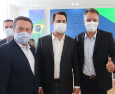 O governador Carlos Massa Ratinho Junior entrega   nesta quarta-feira (24),  29 Caminhões Pipa, Compactadores de Lixo e ColetaSeletiva,  acompanhado  do Secretário do Desenvolvimento Sustentável e do Turismo,  Marcio Nunes do Secretaria de Estado da Administração e Previdência, Marcel Micheletto   e do chefe da Casa Civil, Guto Silva.  Curitiba, 24/02/2021. Foto: Geraldo Bubniak/AEN