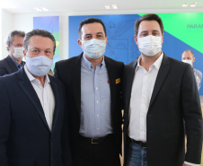 O governador Carlos Massa Ratinho Junior entrega   nesta quarta-feira (24),  29 Caminhões Pipa, Compactadores de Lixo e ColetaSeletiva,  acompanhado  do Secretário do Desenvolvimento Sustentável e do Turismo,  Marcio Nunes do Secretaria de Estado da Administração e Previdência, Marcel Micheletto   e do chefe da Casa Civil, Guto Silva.  Curitiba, 24/02/2021. Foto: Geraldo Bubniak/AEN