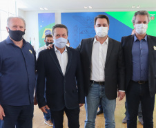O governador Carlos Massa Ratinho Junior entrega   nesta quarta-feira (24),  29 Caminhões Pipa, Compactadores de Lixo e ColetaSeletiva,  acompanhado  do Secretário do Desenvolvimento Sustentável e do Turismo,  Marcio Nunes do Secretaria de Estado da Administração e Previdência, Marcel Micheletto   e do chefe da Casa Civil, Guto Silva.  Curitiba, 24/02/2021. Foto: Geraldo Bubniak/AEN