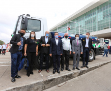 O governador Carlos Massa Ratinho Junior entrega   nesta quarta-feira (24),  29 Caminhões Pipa, Compactadores de Lixo e ColetaSeletiva,  acompanhado  do Secretário do Desenvolvimento Sustentável e do Turismo,  Marcio Nunes do Secretaria de Estado da Administração e Previdência, Marcel Micheletto   e do chefe da Casa Civil, Guto Silva.  Curitiba, 24/02/2021. Foto: Geraldo Bubniak/AEN