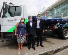 O governador Carlos Massa Ratinho Junior entrega   nesta quarta-feira (24),  29 Caminhões Pipa, Compactadores de Lixo e ColetaSeletiva,  acompanhado  do Secretário do Desenvolvimento Sustentável e do Turismo,  Marcio Nunes do Secretaria de Estado da Administração e Previdência, Marcel Micheletto   e do chefe da Casa Civil, Guto Silva.  Curitiba, 24/02/2021. Foto: Geraldo Bubniak/AEN