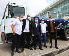 O governador Carlos Massa Ratinho Junior entrega   nesta quarta-feira (24),  29 Caminhões Pipa, Compactadores de Lixo e ColetaSeletiva,  acompanhado  do Secretário do Desenvolvimento Sustentável e do Turismo,  Marcio Nunes do Secretaria de Estado da Administração e Previdência, Marcel Micheletto   e do chefe da Casa Civil, Guto Silva.  Curitiba, 24/02/2021. Foto: Geraldo Bubniak/AEN