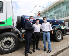 O governador Carlos Massa Ratinho Junior entrega   nesta quarta-feira (24),  29 Caminhões Pipa, Compactadores de Lixo e ColetaSeletiva,  acompanhado  do Secretário do Desenvolvimento Sustentável e do Turismo,  Marcio Nunes do Secretaria de Estado da Administração e Previdência, Marcel Micheletto   e do chefe da Casa Civil, Guto Silva.  Curitiba, 24/02/2021. Foto: Geraldo Bubniak/AEN