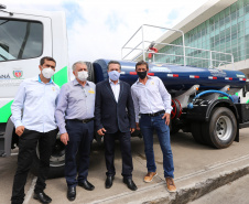 O governador Carlos Massa Ratinho Junior entrega   nesta quarta-feira (24),  29 Caminhões Pipa, Compactadores de Lixo e ColetaSeletiva,  acompanhado  do Secretário do Desenvolvimento Sustentável e do Turismo,  Marcio Nunes do Secretaria de Estado da Administração e Previdência, Marcel Micheletto   e do chefe da Casa Civil, Guto Silva.  Curitiba, 24/02/2021. Foto: Geraldo Bubniak/AEN