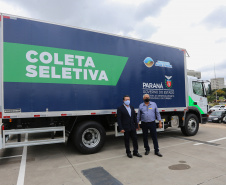 O governador Carlos Massa Ratinho Junior entrega   nesta quarta-feira (24),  29 Caminhões Pipa, Compactadores de Lixo e ColetaSeletiva,  acompanhado  do Secretário do Desenvolvimento Sustentável e do Turismo,  Marcio Nunes do Secretaria de Estado da Administração e Previdência, Marcel Micheletto   e do chefe da Casa Civil, Guto Silva.  Curitiba, 24/02/2021. Foto: Geraldo Bubniak/AEN