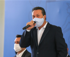 O governador Carlos Massa Ratinho Junior entrega   nesta quarta-feira (24),  29 Caminhões Pipa, Compactadores de Lixo e ColetaSeletiva,  acompanhado  do Secretário do Desenvolvimento Sustentável e do Turismo,  Marcio Nunes do Secretaria de Estado da Administração e Previdência, Marcel Micheletto   e do chefe da Casa Civil, Guto Silva.  Curitiba, 24/02/2021. Foto: Geraldo Bubniak/AEN