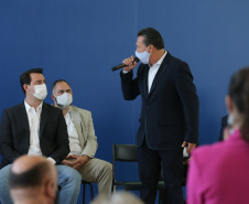 O governador Carlos Massa Ratinho Junior entrega   nesta quarta-feira (24),  29 Caminhões Pipa, Compactadores de Lixo e ColetaSeletiva,  acompanhado  do Secretário do Desenvolvimento Sustentável e do Turismo,  Marcio Nunes do Secretaria de Estado da Administração e Previdência, Marcel Micheletto   e do chefe da Casa Civil, Guto Silva.  Curitiba, 24/02/2021. Foto: Geraldo Bubniak/AEN