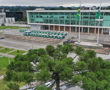 O governador Carlos Massa Ratinho Junior entregou nesta quarta-feira (24) 29 veículos para ações de sustentabilidade em 27 municípios paranaenses, além de um caminhão-pipa para uso exclusivo da Defesa Civil do Paraná. São ao todo 11 caminhões-pipa, 17 caminhões compactadores de lixo e dois caminhões de coleta seletiva. -  Curitiba, 24/02/2021  -  Foto: Alessandro Vieira/AEN