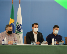 O governador Carlos Massa Ratinho Junior apresenta nesta sexta-feira (26), no Palácio Iguaçu, um panorama do cenário da pandemia no Estado e anuncia novas medidas de enfrentamento ao coronavírus, acompanhado do  secretário da Saúde, Beto Preto. Curitiba, 26/02/2021. Foto: Geraldo Bubniak/AEN