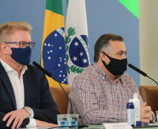 O governador Carlos Massa Ratinho Junior apresenta nesta sexta-feira (26), no Palácio Iguaçu, um panorama do cenário da pandemia no Estado e anuncia novas medidas de enfrentamento ao coronavírus, acompanhado do  secretário da Saúde, Beto Preto e do chefe da Casa Civil, Guto Silva. Curitiba, 26/02/2021. Foto: Geraldo Bubniak/AEN