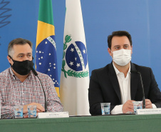 O governador Carlos Massa Ratinho Junior apresenta nesta sexta-feira (26), no Palácio Iguaçu, um panorama do cenário da pandemia no Estado e anuncia novas medidas de enfrentamento ao coronavírus, acompanhado do  secretário da Saúde, Beto Preto e do chefe da Casa Civil, Guto Silva. Curitiba, 26/02/2021. Foto: Geraldo Bubniak/AEN