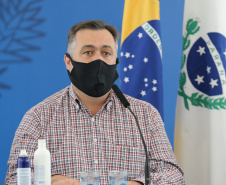 O governador Carlos Massa Ratinho Junior apresenta nesta sexta-feira (26), no Palácio Iguaçu, um panorama do cenário da pandemia no Estado e anuncia novas medidas de enfrentamento ao coronavírus, acompanhado do  secretário da Saúde, Beto Preto e do chefe da Casa Civil, Guto Silva. Curitiba, 26/02/2021. Foto: Geraldo Bubniak/AEN