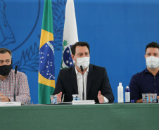 O governador Carlos Massa Ratinho Junior apresenta nesta sexta-feira (26), no Palácio Iguaçu, um panorama do cenário da pandemia no Estado e anuncia novas medidas de enfrentamento ao coronavírus, acompanhado do  secretário da Saúde, Beto Preto e do chefe da Casa Civil, Guto Silva. Curitiba, 26/02/2021. Foto: Geraldo Bubniak/AEN