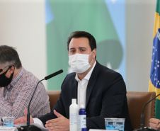 O governador Carlos Massa Ratinho Junior apresenta nesta sexta-feira (26), no Palácio Iguaçu, um panorama do cenário da pandemia no Estado e anuncia novas medidas de enfrentamento ao coronavírus, acompanhado do  secretário da Saúde, Beto Preto e do chefe da Casa Civil, Guto Silva. Curitiba, 26/02/2021. Foto: Geraldo Bubniak/AEN