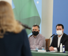 O governador Carlos Massa Ratinho Junior apresenta nesta sexta-feira (26), no Palácio Iguaçu, um panorama do cenário da pandemia no Estado e anuncia novas medidas de enfrentamento ao coronavírus, acompanhado do  secretário da Saúde, Beto Preto e do chefe da Casa Civil, Guto Silva. Curitiba, 26/02/2021. Foto: Geraldo Bubniak/AEN