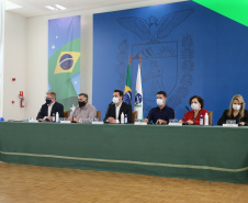 O governador Carlos Massa Ratinho Junior apresenta nesta sexta-feira (26), no Palácio Iguaçu, um panorama do cenário da pandemia no Estado e anuncia novas medidas de enfrentamento ao coronavírus, acompanhado do  secretário da Saúde, Beto Preto. Curitiba, 26/02/2021. Foto: Geraldo Bubniak/AEN